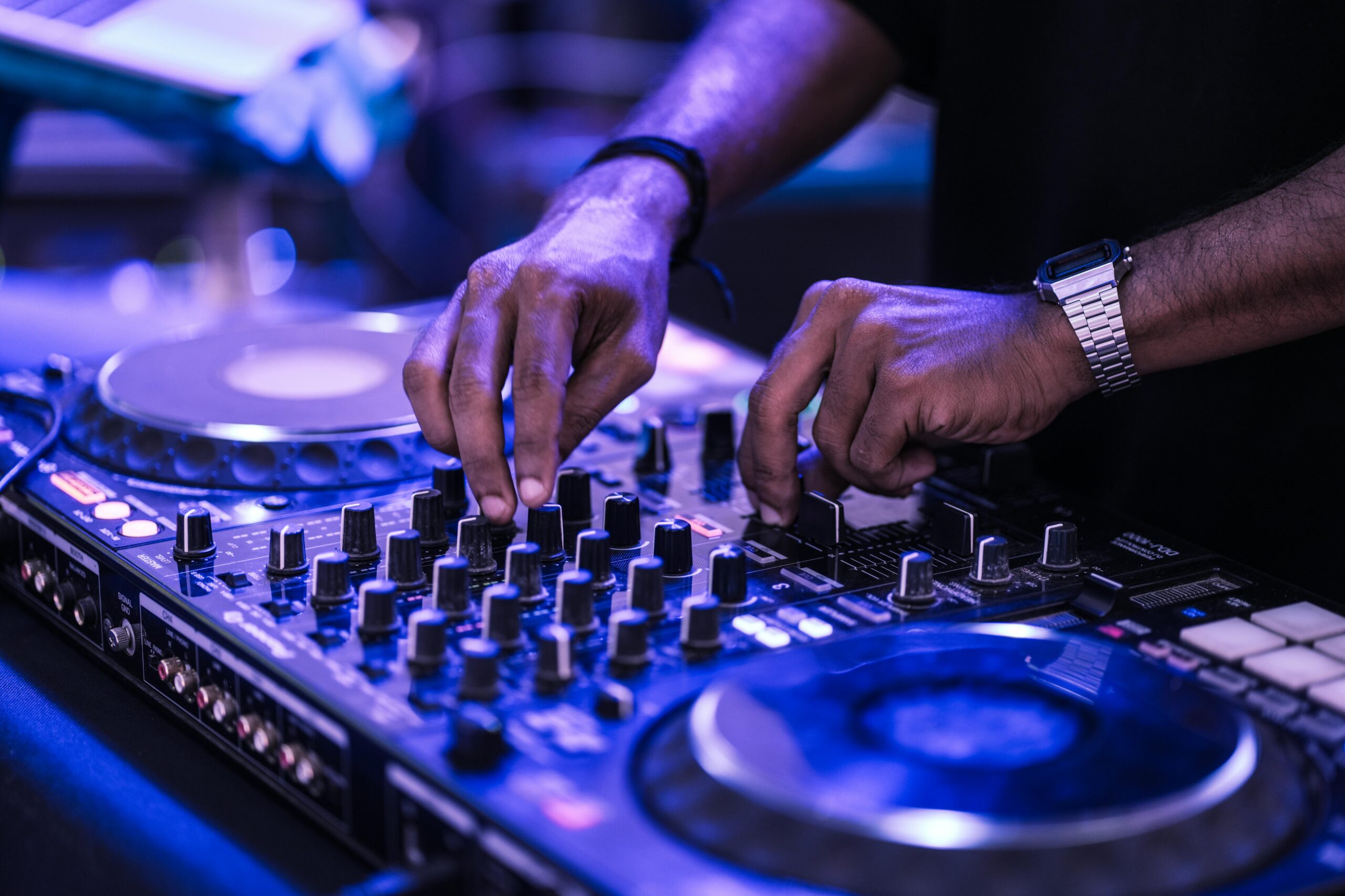 Dj eller spilleliste? Fordeler og ulemper til din fest